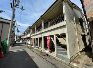 横とつながっている長屋